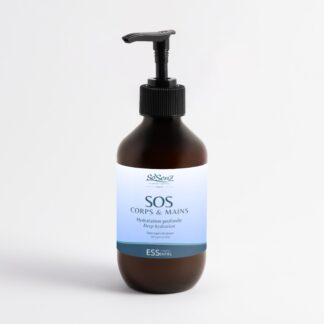 Sa formule légère à absorption rapide, enrichie en huiles de jojoba et de rose musquée, nourrit la peau et améliore sa texture. Grâce à son système de dosage hygiénique et sa pompe facile à utiliser, vous pouvez l’appliquer sur le corps et les mains sans toucher le flacon. Un véritable SOS pour une peau douce, lisse et revitalisée, adapté à toute la famille et à toutes les couleurs de peau.