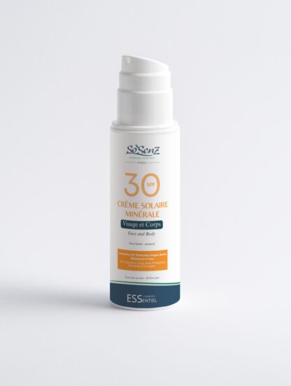 Cette crème solaire minérale SPF30 offre une protection à large spectre contre les UVA et UVB tout en respectant la peau et l’environnement. Sa formule résistante à l’eau est enrichie en actifs naturels qui hydratent et apaisent la peau. Sans traces blanches et sans effet gras, elle est adaptée à tous les types de peau, y compris les plus sensibles.