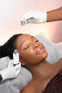 Pour un soin revitalisant adapté à votre peau mature, venez découvrir nos rituels sur mesure à l’institut So’Senz d’Abidjan. Nos expertes vous aideront à retrouver un teint frais, éclatant et plein de vie tout naturellement.