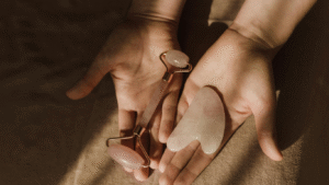 femme mature utilisant un Gua Sha ou un roll-on en pierre naturelle.